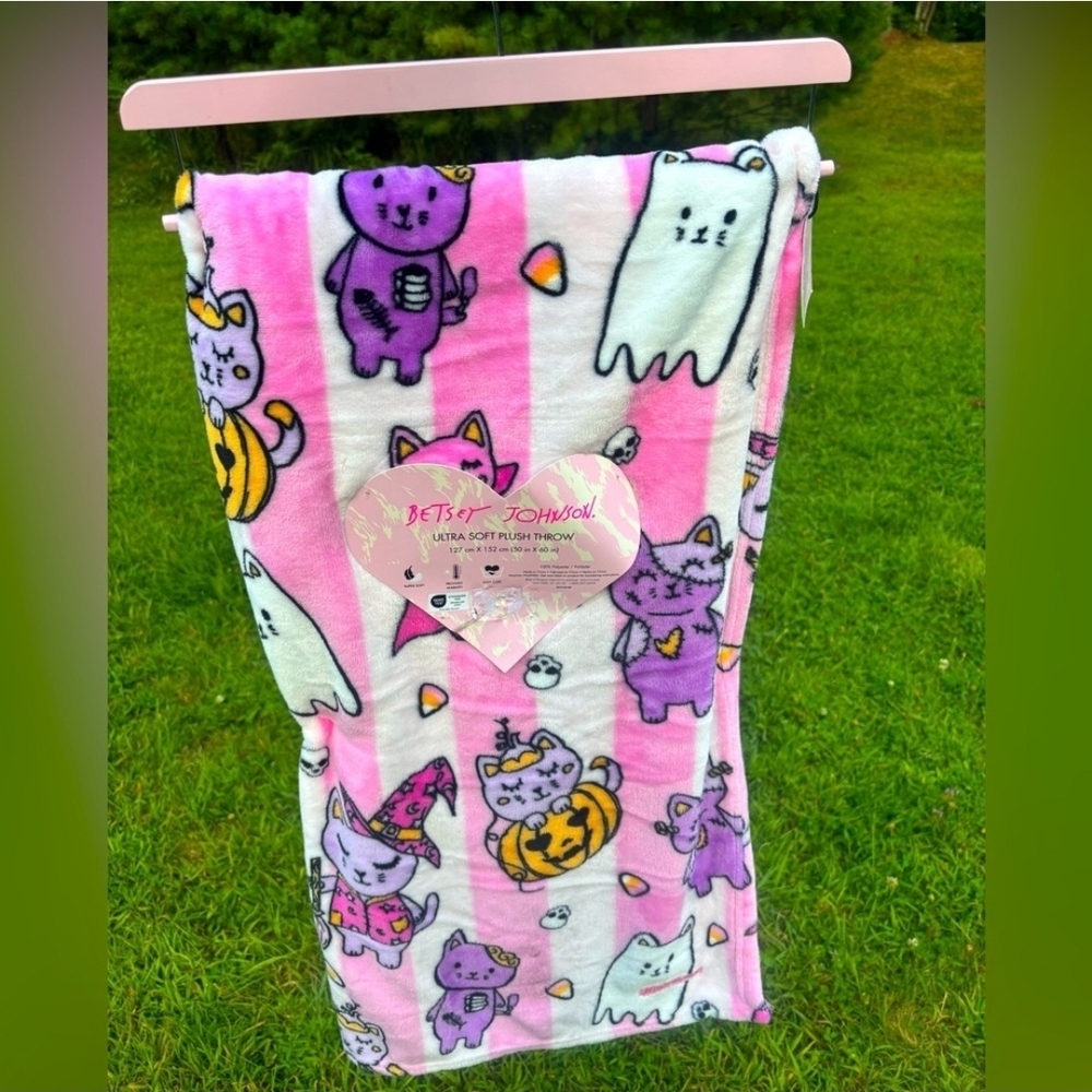 NWT Betsey Johnson Pink and White Cat Throw Blanket Soft 50x60
